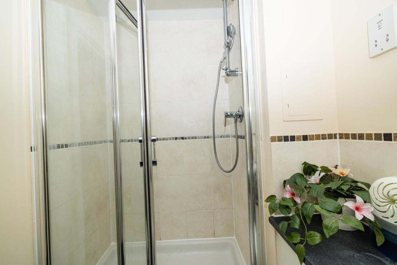 Two Bed Apartment Near Canary Wharf Лондон Екстер'єр фото