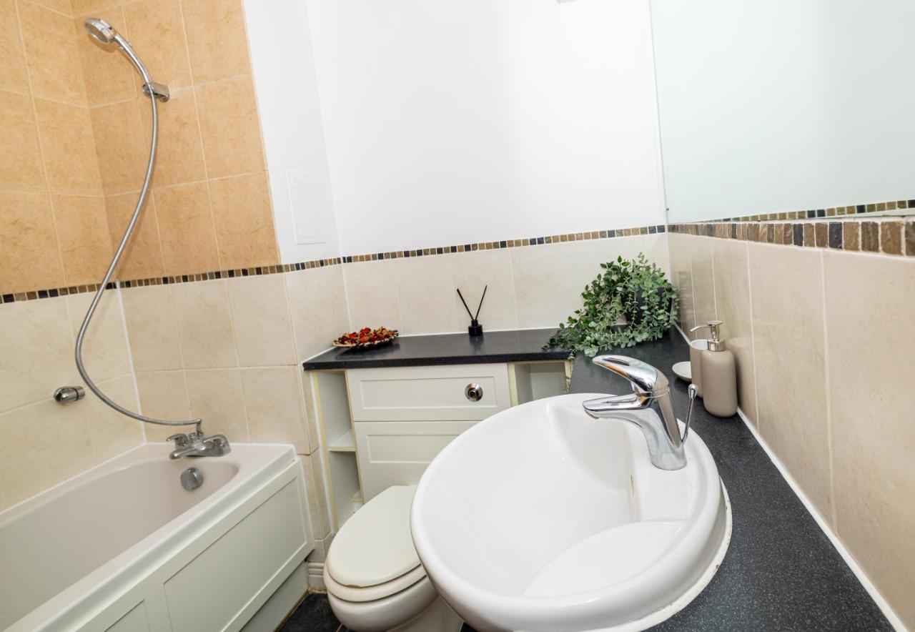 Two Bed Apartment Near Canary Wharf Лондон Екстер'єр фото