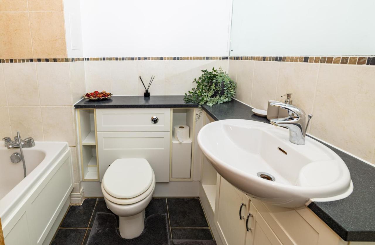 Two Bed Apartment Near Canary Wharf Лондон Екстер'єр фото