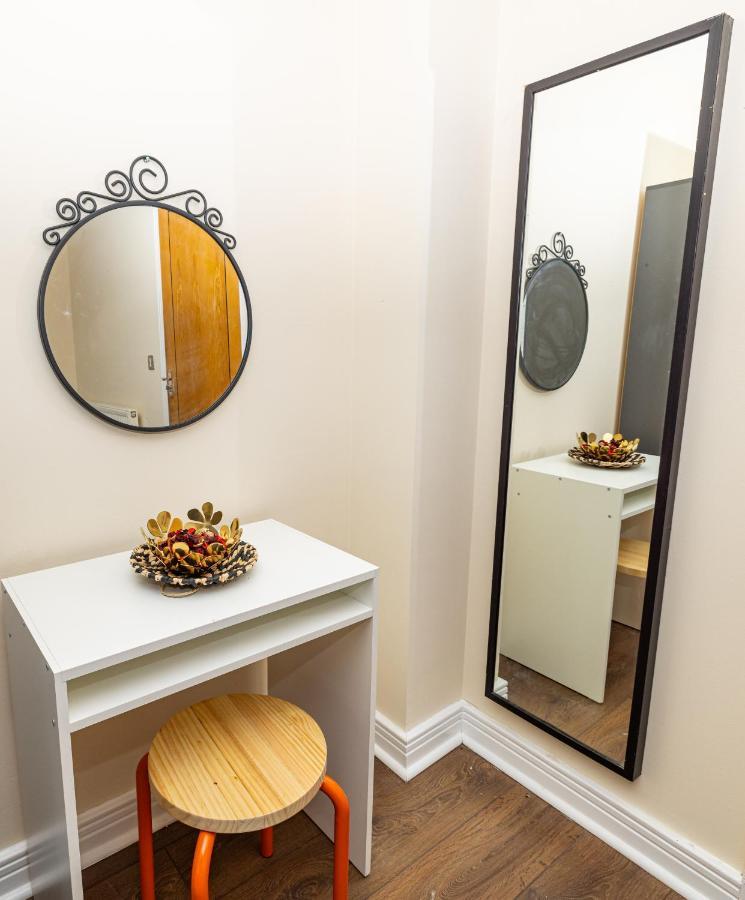 Two Bed Apartment Near Canary Wharf Лондон Екстер'єр фото